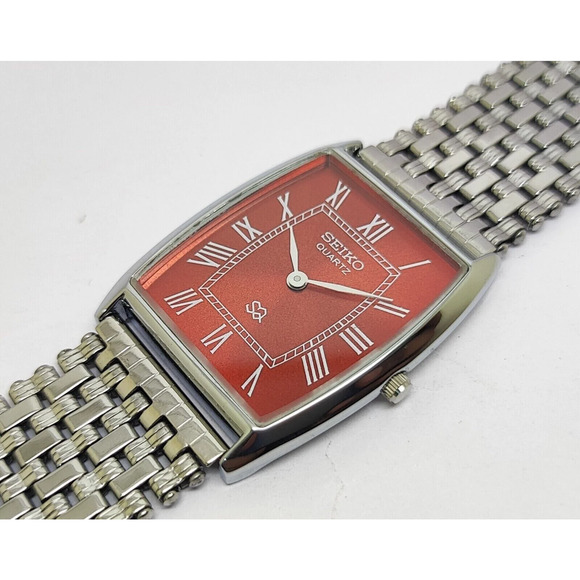Vintage Style Seiko Quartz Mens Silver Watch & Red accents W/ Metal Strap - Picture 4 of 6